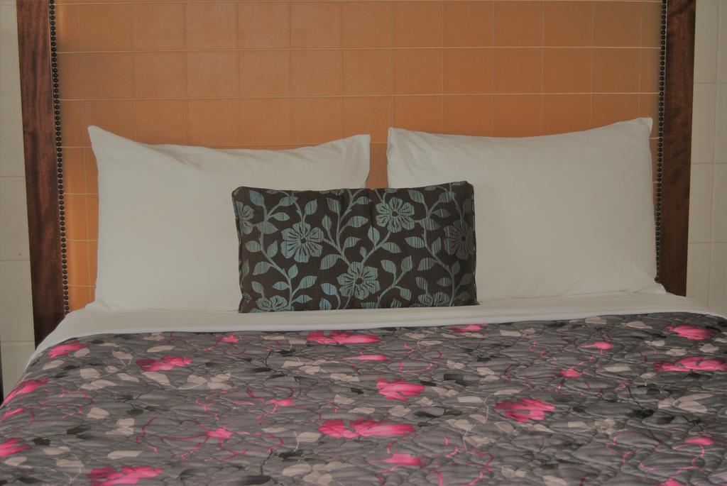 إيدمونتون Derrick Motel المظهر الخارجي الصورة